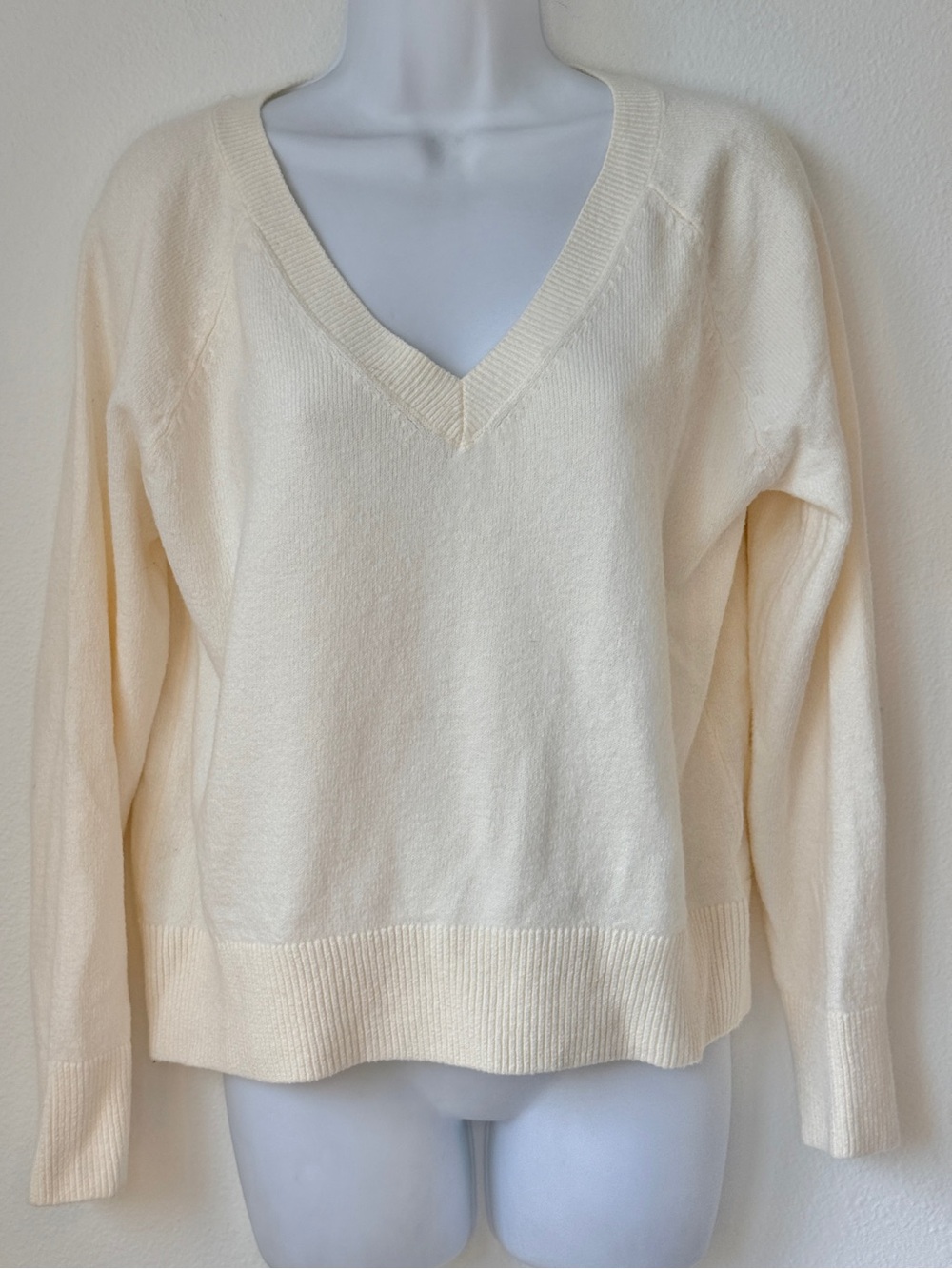 Old Navy Ivory Cream Classic SoSoft V-Neck Pullover Sweater Size XS